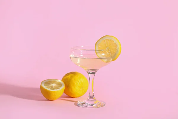 Glass Tasty Martini Lemon Pink Background — Stock Photo, Image