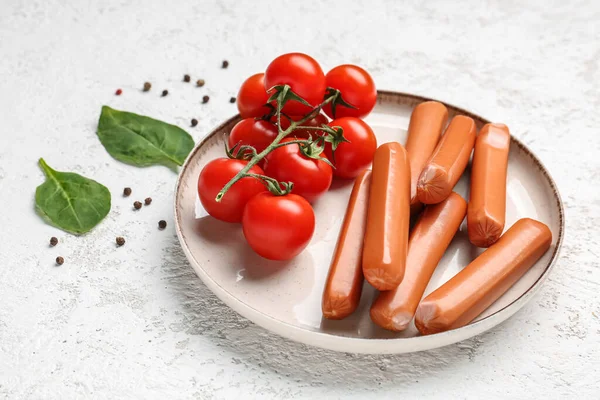 配上清淡背景的美味香肠和西红柿 — 图库照片