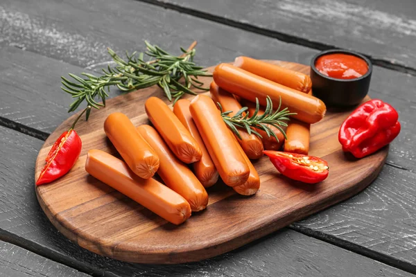 Board Tasty Sausages Dark Wooden Background — Stock Photo, Image