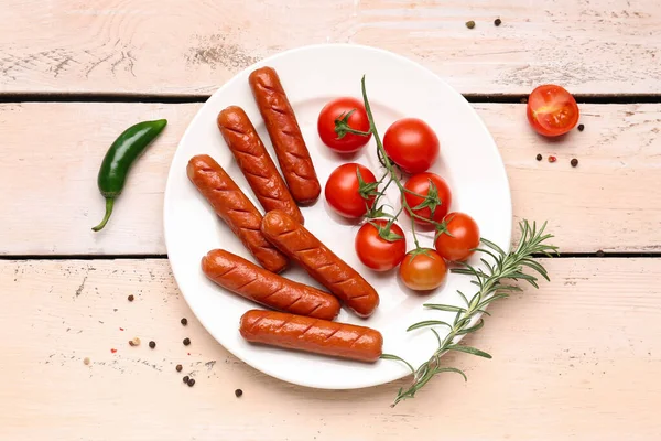 Plate Tasty Grilled Sausages Fresh Tomatoes Light Wooden Background — Stock Photo, Image