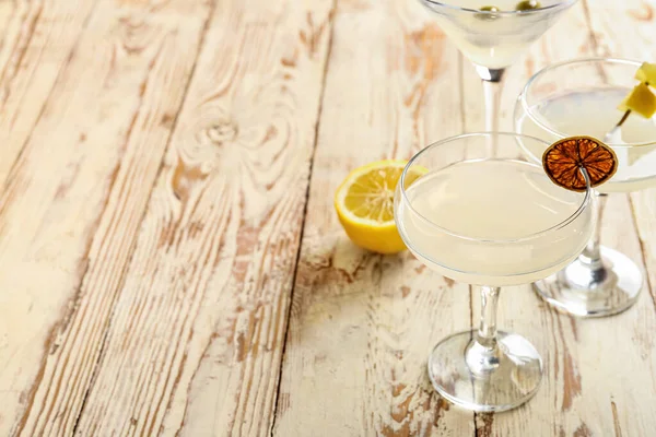 Óculos Martini Com Limão Sobre Fundo Madeira Leve — Fotografia de Stock