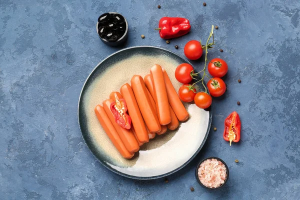 Plate Sausages Tomatoes Olives Blue Background — Stock Photo, Image
