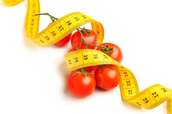 Tomaten Und Gelbes Maßband Auf Weißem Hintergrund Ernährungskonzept — Stockfoto