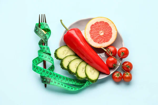 Sammansättning Med Grönsaker Grapefrukt Och Grön Måttband Blå Bakgrund Diet — Stockfoto