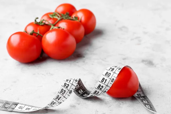 Tomatoes Measuring Tape Grunge Background Diet Concept — Stock Photo, Image