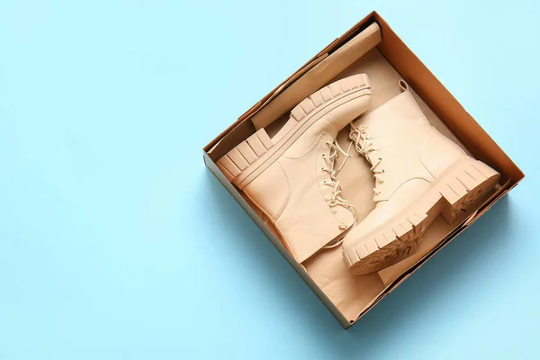 Картонная Коробка Стильной Обувью Светло Голубом Фоне — стоковое фото