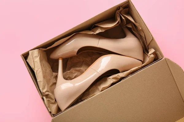 Caixa Papelão Com Sapatos Salto Alto Fundo Rosa — Fotografia de Stock