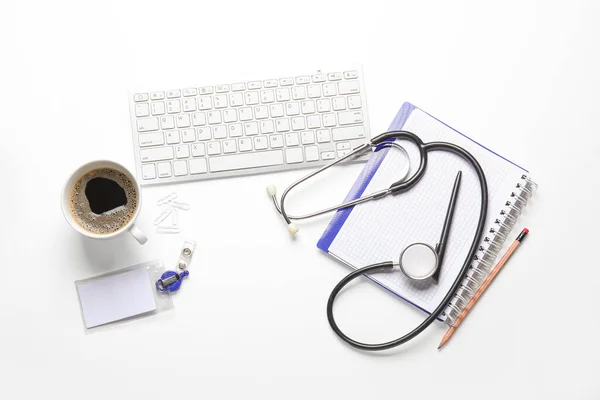 Stetoskop Klavye Kahve Defteri Rozet Doktorun Masasında — Stok fotoğraf