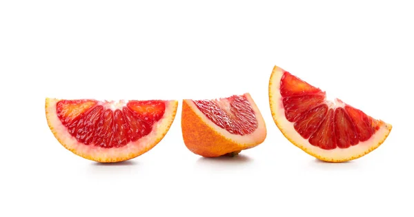 白い背景に血のオレンジの果実のおいしいスライス — ストック写真