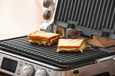 Modern elektrikli ızgarada nefis sandviçler, yakın plan.