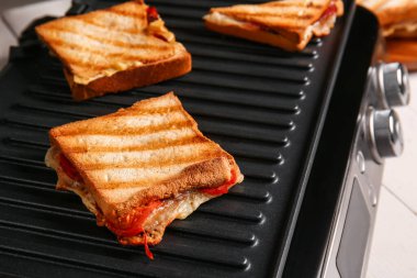 Modern elektrikli ızgarada nefis sandviçler, yakın plan.