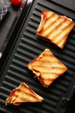 Modern elektrikli ızgarada nefis sandviçler, yakın plan.