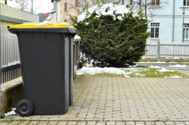 Kış günü şehirdeki çöp konteynırlarının görüntüsü