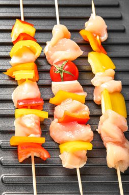 Elektrikli ızgarada sebzeli tavuk şişi, yakın plan.