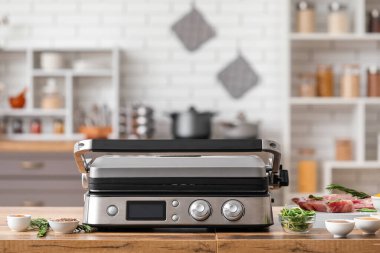 Modern elektrikli ızgara mutfaktaki masada.