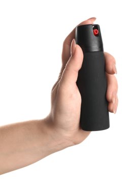 Beyaz arka planda biber gazı olan kadın, yakın plan.