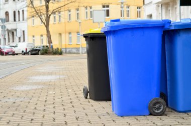 Şehir caddesinde çöp konteynerleri