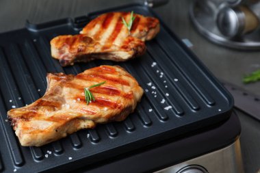 Modern elektrikli ızgarada leziz biftekler, yakın plan.