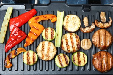 Lezzetli sebzeli modern elektrikli ızgara.