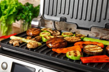 Lezzetli sebzeli modern elektrikli ızgara, yakın plan.