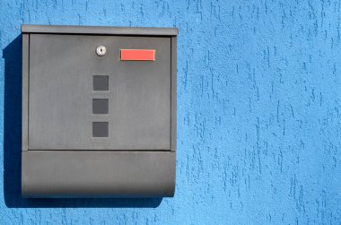 Mavi bina duvarındaki metal posta kutusunun görüntüsü
