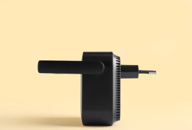 Bej arkaplanda siyah kablosuz ağ yineleyici