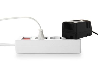 Beyaz arkaplanda izole prizleri olan elektrik uzatma kablosu