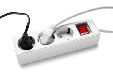 Beyaz arkaplanda izole prizleri olan elektrik uzatma kablosu