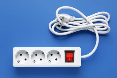 Mavi arkaplanda elektrik uzatma kablosu