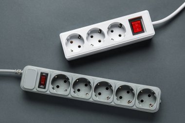 Gri arkaplanda elektrik uzatma kabloları