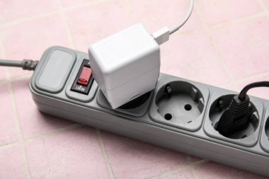 Pembe kaplamalı elektrik uzatma kablosu