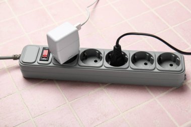Pembe kaplamalı elektrik uzatma kablosu