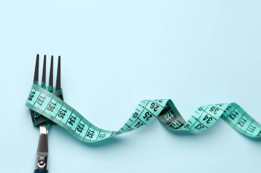 Mavi zemin üzerinde çatal ve şerit ölçülüyor