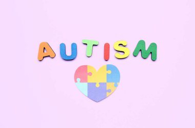 Leylak arka planında kağıt kalpli kelime AUTISM