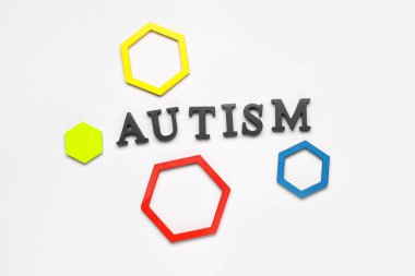 Kelime AUTISM Gri arka planda bebek blokları ile