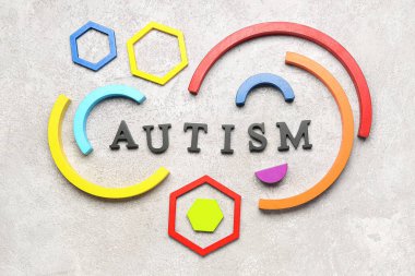 Grunge arka planında bebek blokları olan Kelime AUTISM