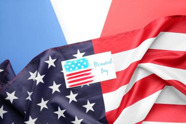 Renkli arkaplanda Anma Günü ve ABD bayrağı için tebrik kartı