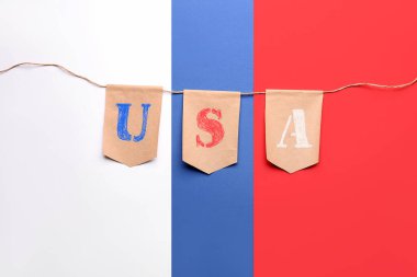 Renkli arka planda ABD bayrakları. Anma Günü kutlaması