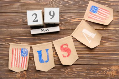 Tahta arka planda ABD bayraklarıyla Anma Günü