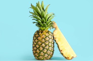 Mavi zemin üzerinde taze kesilmiş ananas