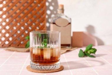 Masada bir bardak soğuk rom.