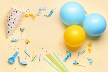 Renk arkaplanındaki farklı parti dekorundan yapılmış çerçeve