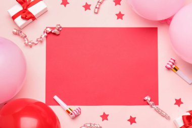 Renk arkaplanı üzerinde boş kağıt sayfa bulunan farklı bir parti dekorundan yapılmış çerçeve