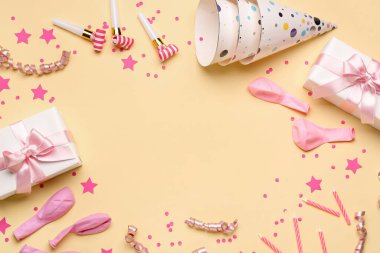 Sarı arkaplanda farklı bir parti dekorundan yapılmış çerçeve