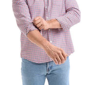 Olgun adam beyaz arka planda kolunu kıvırıyor, yakın plan.