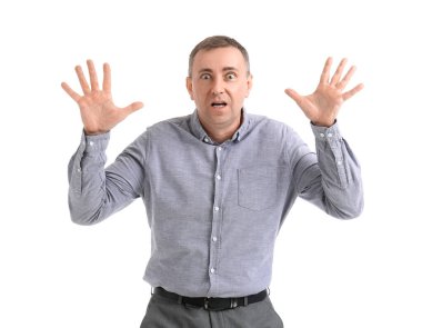 Beyaz arka planda korkmuş olgun bir adam.