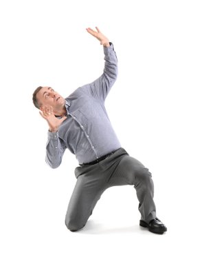 Beyaz arka planda korkmuş olgun bir adam.