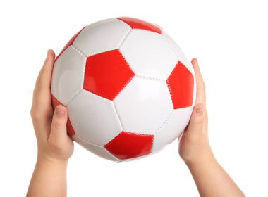 Beyaz arka planda futbol topu olan eller