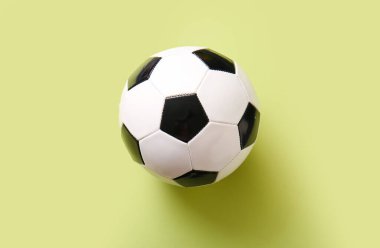 Sarı zemin üzerine futbol topu