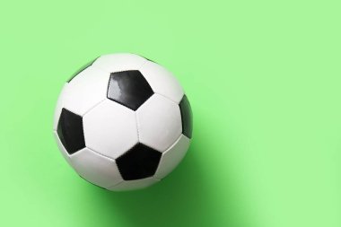 Yeşil zemin üzerinde futbol topu